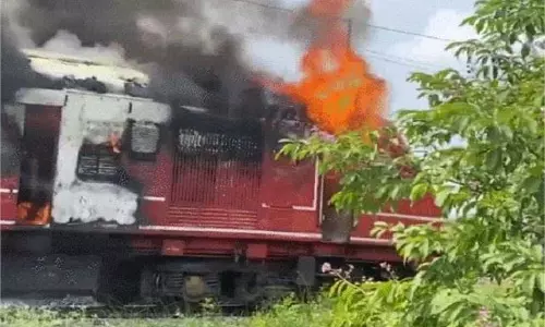 Bihar : पैसेंजर ट्रेन के इंजन में लगी आग, यात्रियों में दहशत Bihar : पैसेंजर ट्रेन के इंजन में लगी आग, यात्रियों में दहशत