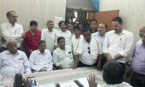 Farrukhabad: सहायक आयुक्त निबंधन से अधिवक्ताओं की वार्ता रही विफल