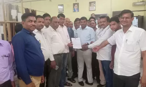 Kaimganj: दस्तावेज लेखकों ने की हड़ताल, उप निबंधक को सौंपा ज्ञापन Kaimganj: दस्तावेज लेखकों ने की हड़ताल, उप निबंधक को सौंपा ज्ञापन