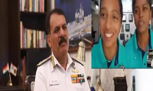 नौसेना प्रमुख एडमिरल दिनेश के त्रिपाठी ने INSV तारिणी पर सवार नाविका सागर परिक्रमा II के चालक दल के साथ बातचीत की नौसेना प्रमुख एडमिरल दिनेश के त्रिपाठी ने INSV तारिणी पर सवार नाविका सागर परिक्रमा II के चालक दल के साथ बातचीत की