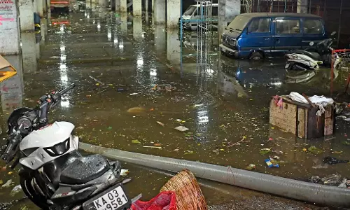बेंगलुरू में बारिश: के.आर. मार्केट में पानी भर गया