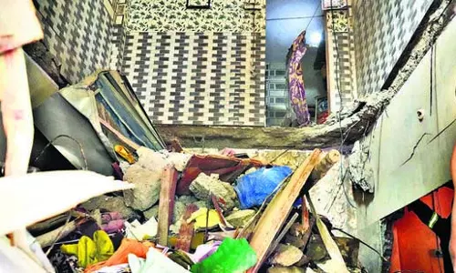 Kalyan में बड़ा हादसा, पुरानी इमारत बनी मौत का कारण Kalyan में बड़ा हादसा, पुरानी इमारत बनी मौत का कारण