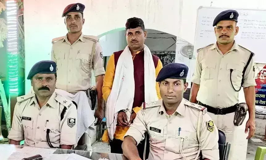 East Champaran: पुलिस ने आर्केस्ट्रा में अवैध हथियार लहराने वाला आरोपी को गिरफ्तार