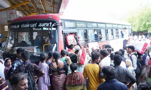 साधना समावेश: बसों के बिना तालुक केंद्रों तक पहुंचने के लिए संघर्ष कर रहे लोग साधना समावेश: बसों के बिना तालुक केंद्रों तक पहुंचने के लिए संघर्ष कर रहे लोग