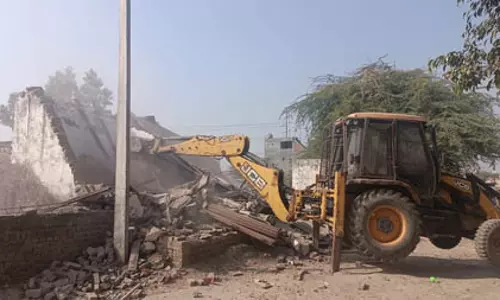 अवैध निर्माण पर प्रशासन सख्त, जारी है बुलडोजर एक्शन