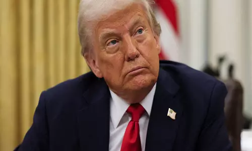 Trump ने बिडेन के कर्मचारियों पर सीमा मुद्दे पर राष्ट्रपति पद चुराने का आरोप लगाया Trump ने बिडेन के कर्मचारियों पर सीमा मुद्दे पर राष्ट्रपति पद चुराने का आरोप लगाया