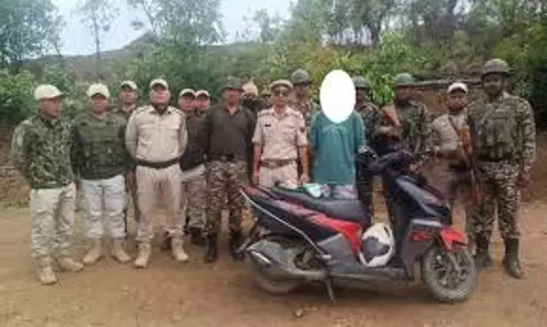 Manipur: बाइक में छिपाकर रखी गई 2 किलो अफीम के साथ 21 वर्षीय युवक गिरफ्तार Manipur: बाइक में छिपाकर रखी गई 2 किलो अफीम के साथ 21 वर्षीय युवक गिरफ्तार