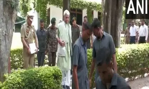 एलजी मनोज सिन्हा ने Poonch का दौरा किया, भारतीय सेना और बीएसएफ कर्मियों से मुलाकात की