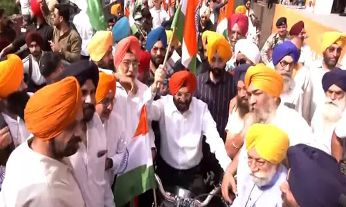 Delhi मंत्री ने भारतीय सेना की बहादुरी को सम्मान देने के लिए तिरंगा यात्रा का नेतृत्व किया Delhi मंत्री ने भारतीय सेना की बहादुरी को सम्मान देने के लिए तिरंगा यात्रा का नेतृत्व किया