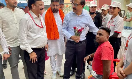 Rohtak में समाधान शिविर में दिव्यांग व्यक्ति को बैटरी से चलने वाली ट्राइसाइकिल दी गई