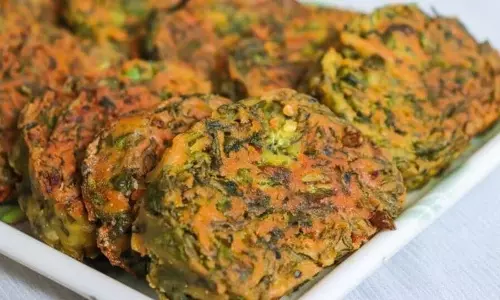 स्नैक टाइम के लिए झटपट तैयार Palak Vada