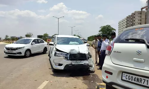 अधिकारी की इनोवा कार ने मारुति सेलेरियो को मारी ठोकर, 4 लोग घायल अधिकारी की इनोवा कार ने मारुति सेलेरियो को मारी ठोकर, 4 लोग घायल