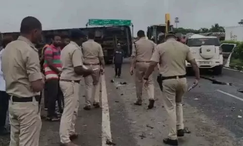 Karnataka में राष्ट्रीय राजमार्ग पर हुई सड़क दुर्घटना में एक ही परिवार के चार लोगों समेत छह लोगों की मौत