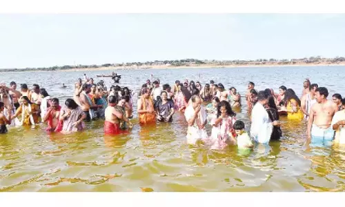 त्रिवेणी संगमम में श्रद्धालुओं की भीड़ उमड़ पड़ी