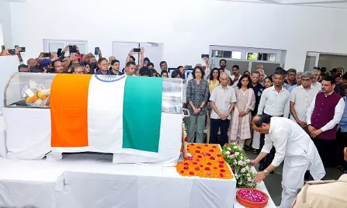 सीएम, उपमुख्यमंत्री ने IUCAA में राजकीय सम्मान के साथ डॉ. जयंत नार्लीकर को भावभीनी श्रद्धांजलि दी