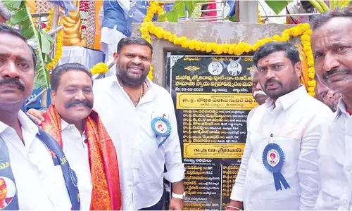 श्रीकालहस्ती विधायक ने फुले, अंबेडकर की प्रतिमाओं का अनावरण किया श्रीकालहस्ती विधायक ने फुले, अंबेडकर की प्रतिमाओं का अनावरण किया