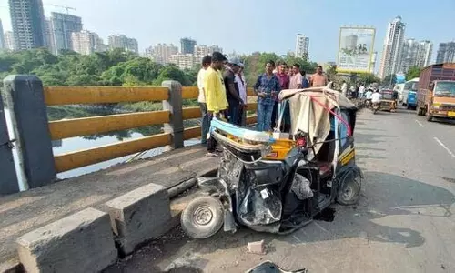 Thane: ट्रक ने ऑटो को मारी टक्कर, हादसे में एक की मौत Thane: ट्रक ने ऑटो को मारी टक्कर, हादसे में एक की मौत