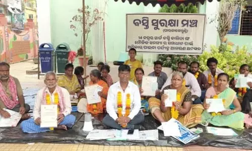 Odisha : मकान का मालिकाना हक देने की मांग को लेकर भूख हड़ताल