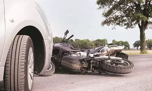 ग्वालियर-झांसी हाईवे पर ट्रक ने बाइक को टक्कर मारी, सास-बहू की मौत, बेटा गंभीर