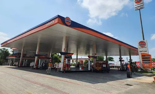 Assam: बानीपुर पेट्रोल पंप पर दूषित ईंधन से वाहनों को नुकसान Assam: बानीपुर पेट्रोल पंप पर दूषित ईंधन से वाहनों को नुकसान
