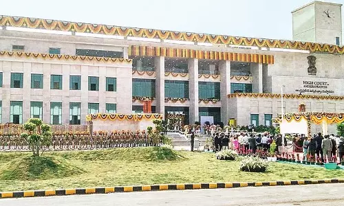 Andhra हाईकोर्ट ने अवैध खनन मामले में वामसी के खिलाफ पीटी वारंट पर रोक लगाई Andhra हाईकोर्ट ने अवैध खनन मामले में वामसी के खिलाफ पीटी वारंट पर रोक लगाई