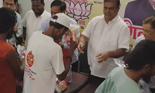 सिंधी काउंसिल ने भगवती चरण वार्ड के सफाई कर्मचारियों को बांटे समर हेल्थ कीट