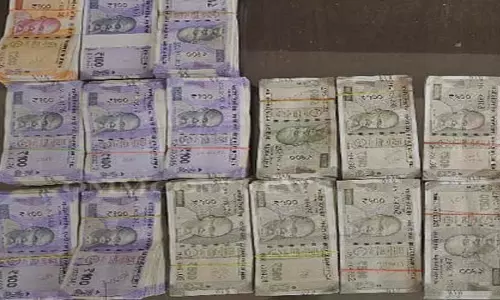 बिसरा के डिप्टी रेंजर से 8.37 लाख रुपये नकद और 390 ग्राम सोना जब्त