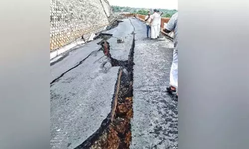 कुरियाद राष्ट्रीय सड़क ढहने से स्थानीय लोगों ने पुल निर्माण की मांग की