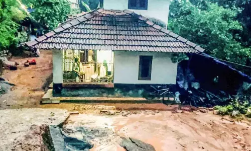 वट्टाप्पारा में छह लेन सड़क विकास; घरों में नाली का पानी और कीचड़ वट्टाप्पारा में छह लेन सड़क विकास; घरों में नाली का पानी और कीचड़