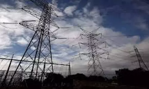 Hardoi में बिजली कर्मचारियों की हड़ताल से अंधेरे में डूबे इलाके, पानी की किल्लत से लोग बेहाल Hardoi में बिजली कर्मचारियों की हड़ताल से अंधेरे में डूबे इलाके, पानी की किल्लत से लोग बेहाल