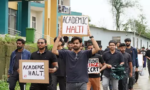 प्रशासनिक उदासीनता के खिलाफ एफटीआई-एपी के छात्र अनिश्चितकालीन हड़ताल पर
