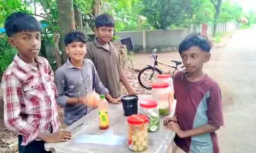 छात्रों को किताबें और बैग खरीदने चाहिए; कुट्टीक्कचवाड़ा से पांच सदस्यीय समूह छात्रों को किताबें और बैग खरीदने चाहिए; कुट्टीक्कचवाड़ा से पांच सदस्यीय समूह