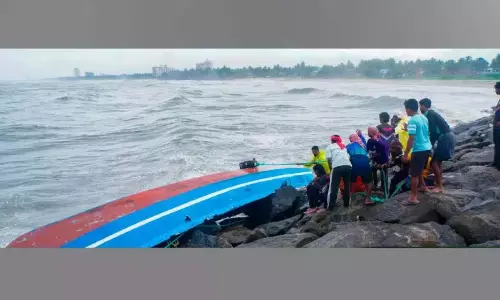 Kerala : छह नौकाओं और श्रमिकों को बचाया गया