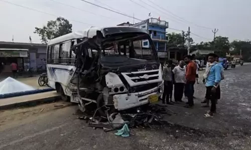 यात्री और स्कूल बस में जोरदार टक्कर, कई बच्चे घायल