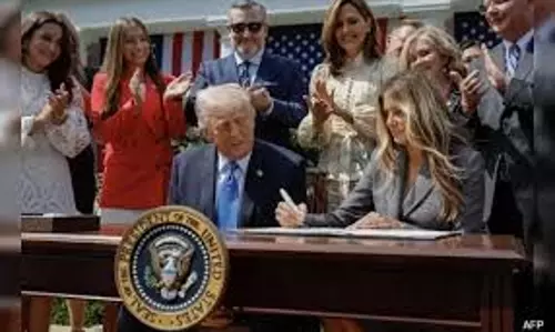 Trump ने डीपफेक को अपराध घोषित करने वाले कानून पर हस्ताक्षर किए Trump ने डीपफेक को अपराध घोषित करने वाले कानून पर हस्ताक्षर किए