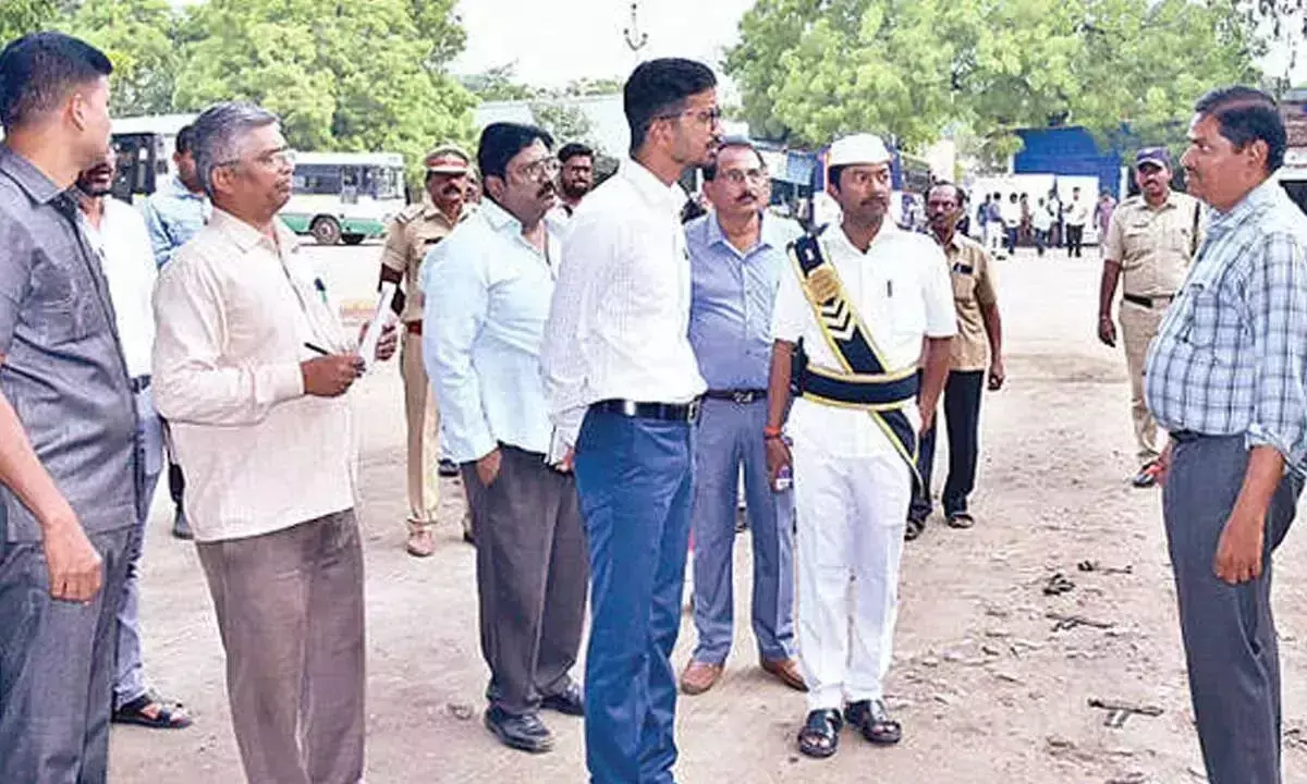 कलेक्टर ने APSRTC बस स्टैंड का औचक निरीक्षण किया कलेक्टर ने APSRTC बस स्टैंड का औचक निरीक्षण किया