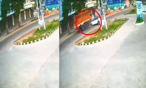 Hayatnagar में कार के ट्रक से टकराने से तीन लोगों की मौत, एक घायल