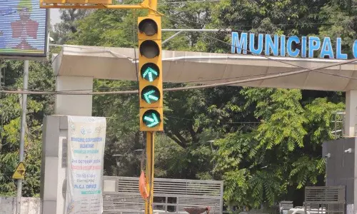 कोर्ट के नोटिस के बाद MC ऑफिस के बाहर ट्रैफिक लाइट की मरम्मत की गई कोर्ट के नोटिस के बाद MC ऑफिस के बाहर ट्रैफिक लाइट की मरम्मत की गई