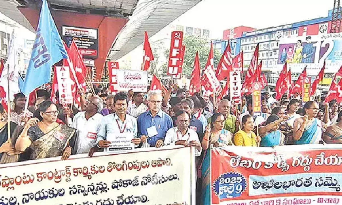 Andhra: ट्रेड यूनियन नेता हड़ताल पर चले गए