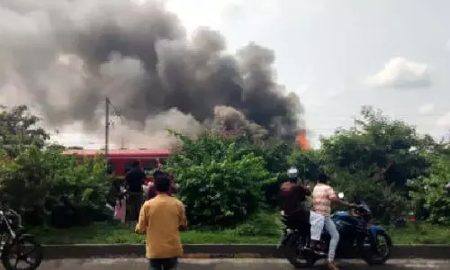 उत्तर दिनाजपुर के पास Siliguri जंक्शन-मालदा टाउन डेमू के पिछले इंजन में लगी आग