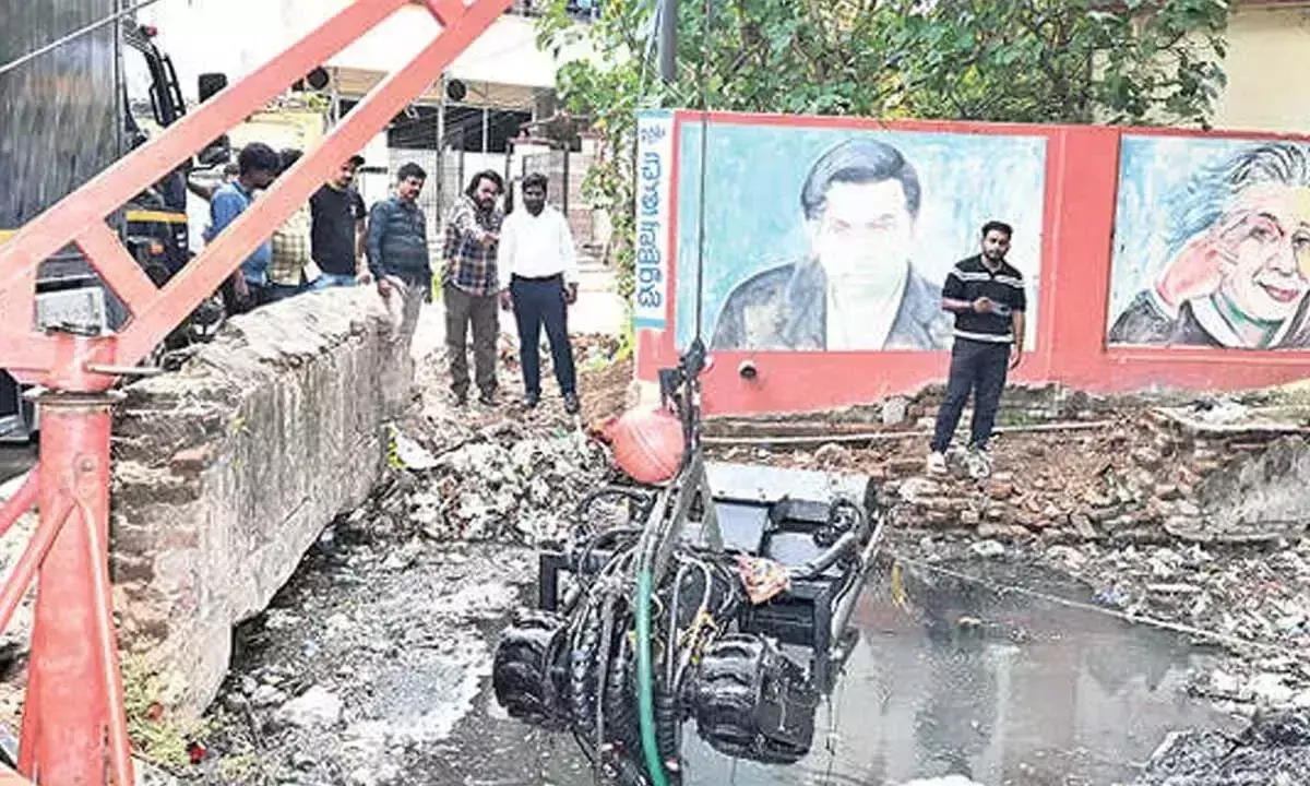 Andhra: नेल्लोर नगर निकाय ने गाद हटाने के लिए एपीआरएसएस को अपनाया