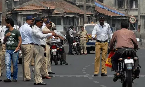 RTI डेटा से पता चला, मुंबई में ई-चालान के खिलाफ 59% ऑनलाइन शिकायतें खारिज कर दी गईं RTI डेटा से पता चला, मुंबई में ई-चालान के खिलाफ 59% ऑनलाइन शिकायतें खारिज कर दी गईं