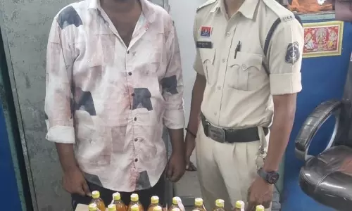 सुलभ घर के पास शराब बेच रहा था गुढ़ियारी का युवक, अरेस्ट सुलभ घर के पास शराब बेच रहा था गुढ़ियारी का युवक, अरेस्ट