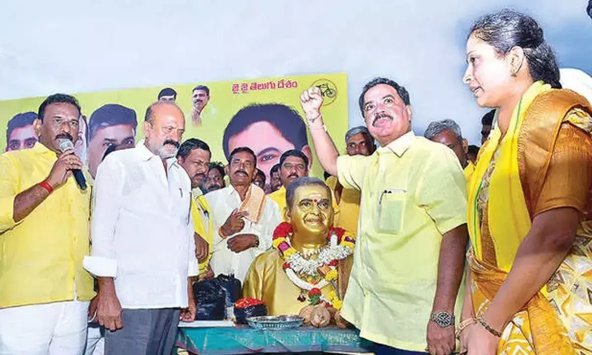 Andhra: बारिश के बावजूद टीडीपी समर्थक मिनी महानाडु में शामिल हुए