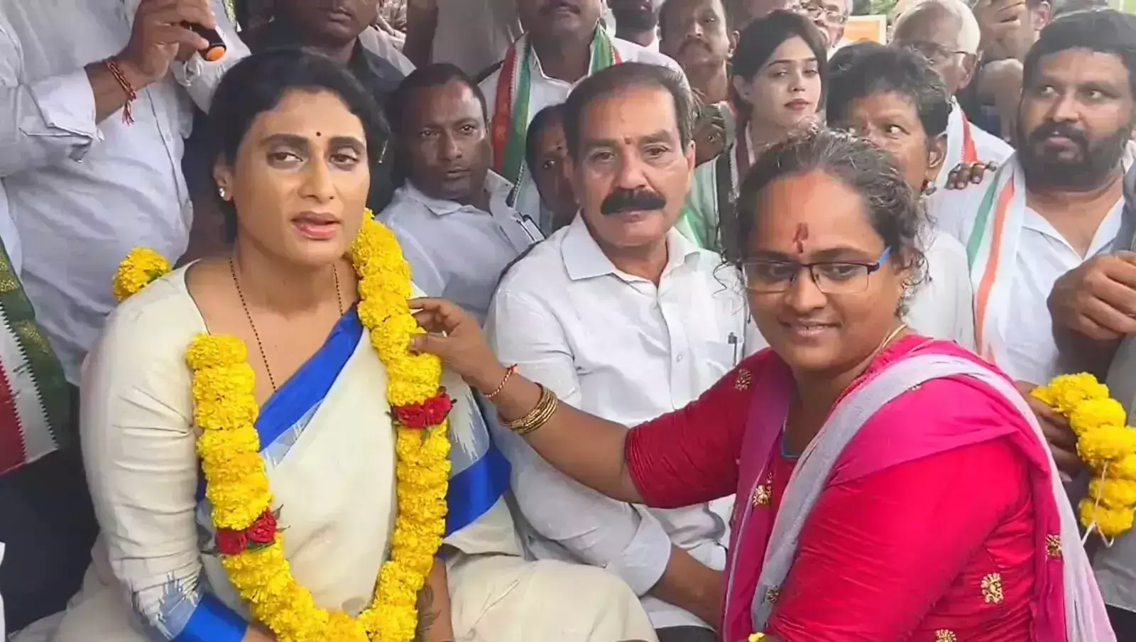 APCC प्रमुख ने वीएसपी कार्यकर्ताओं के समर्थन में अनिश्चितकालीन भूख हड़ताल शुरू की APCC प्रमुख ने वीएसपी कार्यकर्ताओं के समर्थन में अनिश्चितकालीन भूख हड़ताल शुरू की