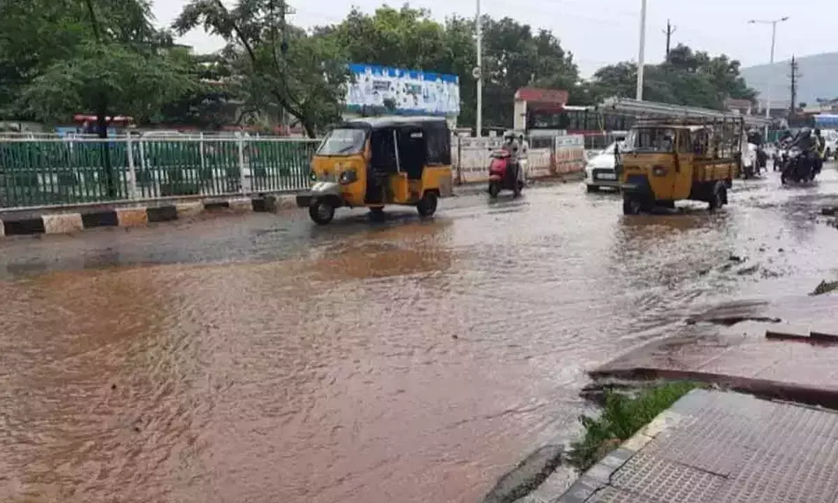 Andhra: विशाखापत्तनम में भारी बारिश, निचले इलाके जलमग्न Andhra: विशाखापत्तनम में भारी बारिश, निचले इलाके जलमग्न