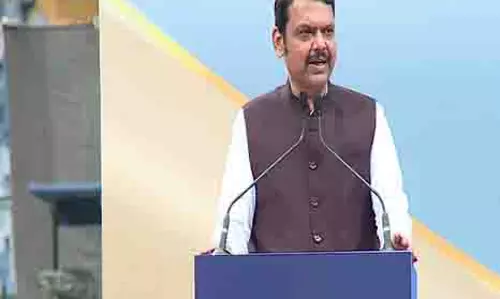 CM Fadnavis ने कल्याण इमारत ढहने की घटना के पीड़ितों के लिए 5 लाख रुपये की वित्तीय सहायता की घोषणा की CM Fadnavis ने कल्याण इमारत ढहने की घटना के पीड़ितों के लिए 5 लाख रुपये की वित्तीय सहायता की घोषणा की