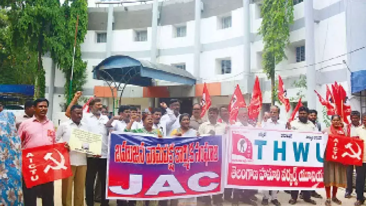 SKM, ट्रेड यूनियनों ने केंद्र की ‘कुलीनतंत्र को बढ़ावा देने वाली’ नीतियों के खिलाफ धरना दिया