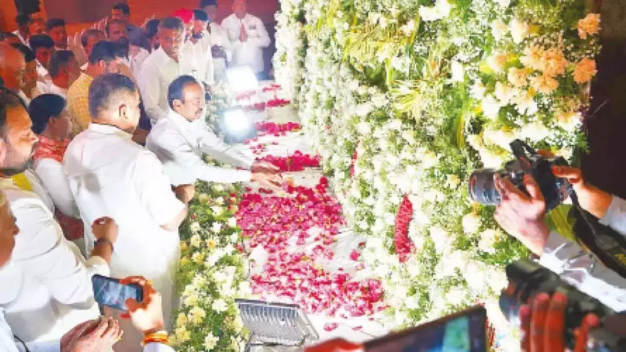 Telangana: गुलजार हाउस अग्निकांड में मृतकों के लिए शोक सभा में भाजपा सांसद शामिल हुए