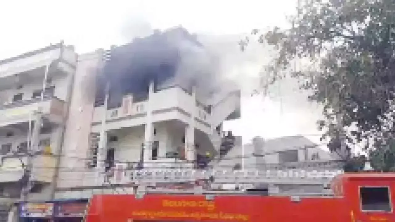 Telangana: चत्रिनाका में एक और इमारत में आग लग गई Telangana: चत्रिनाका में एक और इमारत में आग लग गई